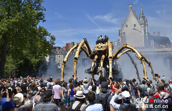 当地时间2016年7月8日,法国南特,拉马尚公司制作的巨型机械蜘蛛上街展示。图片来源:视觉中国
