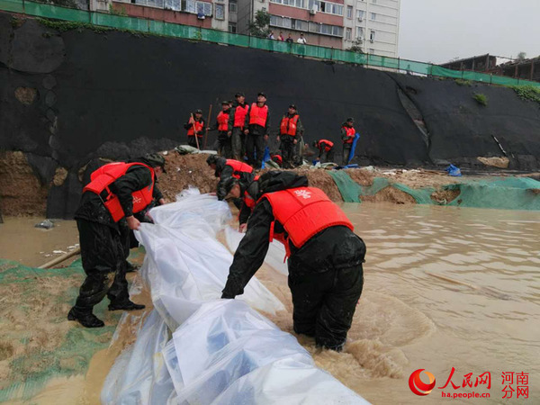 武警官兵现场抗洪抢险
