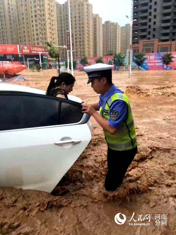 现场直击:河南新乡警民战风斗雨肩并肩