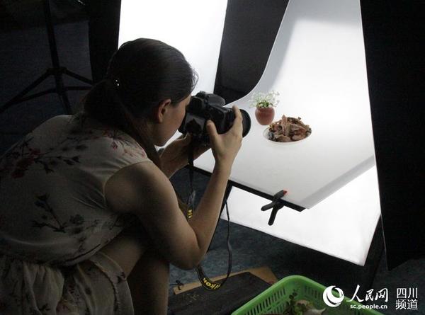 工作人员为即将上线的食品拍照。（记者陈曦 摄）