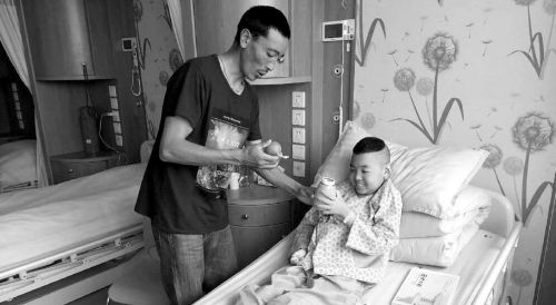 仁青龙珠在潍坊病情好转后，其他亲友已安心回老家，爸爸留下照顾他。