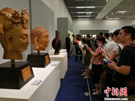 第三届“中国当代工艺美术双年展”亮相 观众热情高