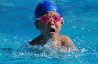 6岁女孩全身脱皮一碰就掉,竟是游泳惹的祸?