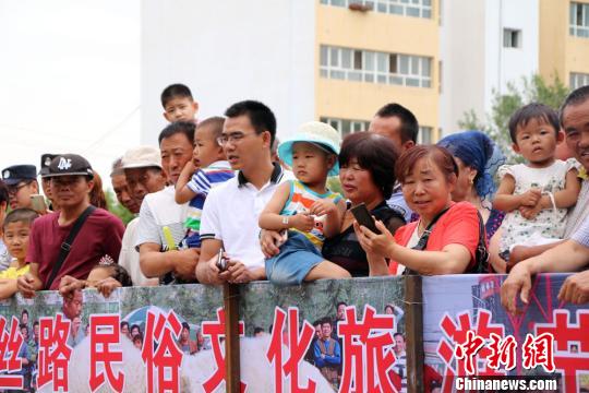 当地具有特色斗鸡、斗羊民俗表演精彩刺激吸引数千人围观。 巨有全 摄