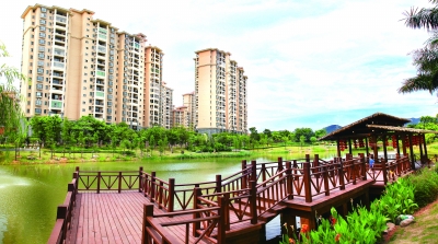 昔日的臭水塘，变成如今面积约3.6万平方米的洪塘公园。 本报记者 施辰静 摄