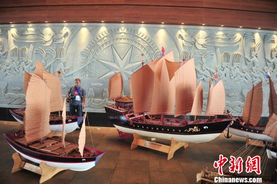 图为展出的郑和船队模型　刘冉阳　摄
