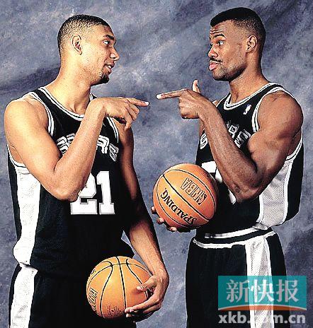 ■邓肯接过大卫·罗宾逊的旗帜。前者为马刺效力19年,和爵士传奇后卫斯托克顿并列排在联盟历史整个职业生涯效力同一球队年限的第二位。排第一位的是科比,他在湖人20年。