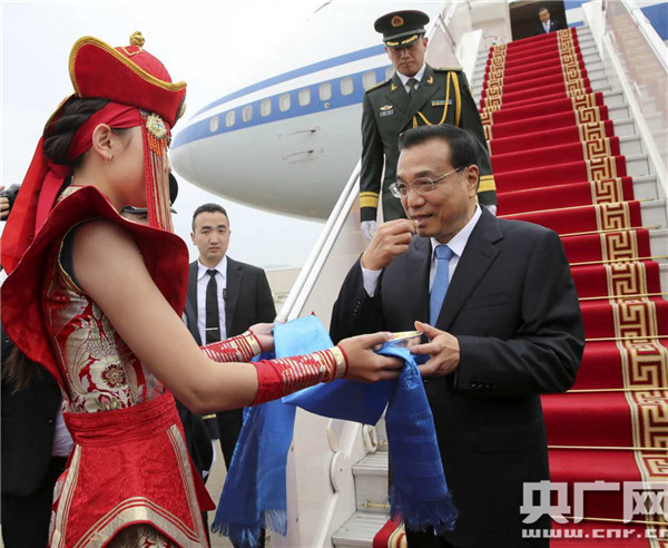 乌兰巴托铺好红地毯 以蒙古礼仪欢迎李克强总理