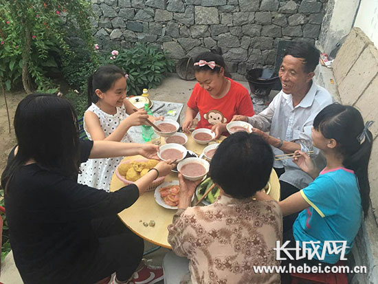 唐山乐亭县“童心同行”公益活动走进保定易县。张野 摄