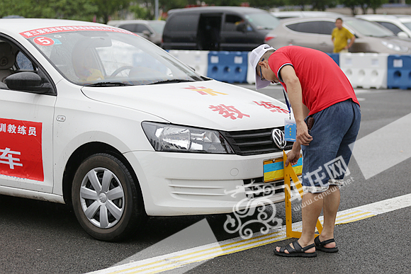 重庆300余名驾校教练员大比拼 快速过障碍绕铁