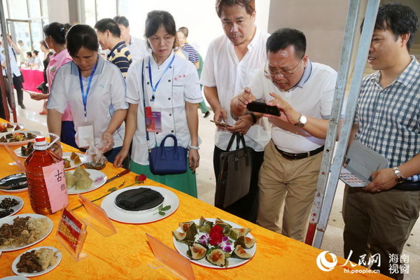 市民、游客参观烹饪技能比赛