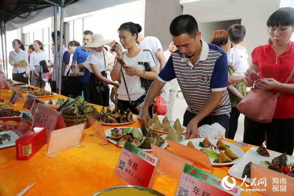 市民、游客参观烹饪技能比赛