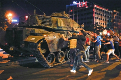 当地时间16日凌晨，土耳其首都安卡拉的民众走上街头阻止装甲车前行。15日晚，土耳其武装部队部分军人发动军事政变。 A04-A05版图片/视觉中国