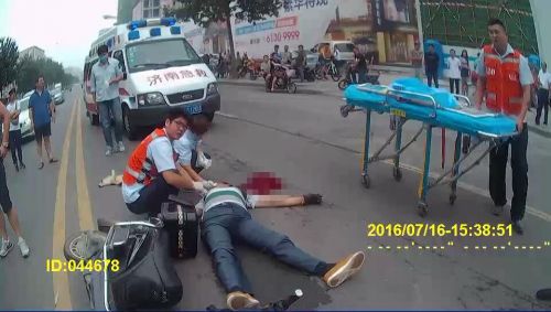 济南:马路中央 电动车撞上了轿车 中年男子命丧