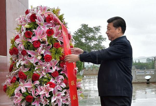习近平考察宁夏首站到固原，冒雨向红军长征会师纪念碑敬献花篮。新华社图片