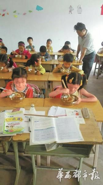 李科学守着学生吃午饭。