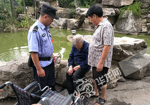 巡逻队员与其家人一起劝慰溺水老人。璧山警方供图