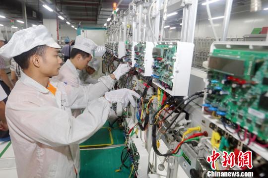 图为:成都长城开发科技有限公司生产车间。 王伟 摄