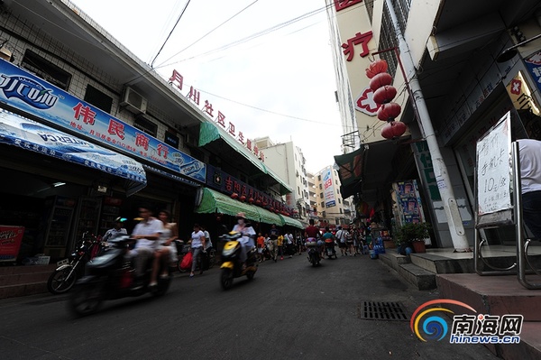 　　7月20日，月川村口出行的人们。南海网记者 沙晓峰 摄