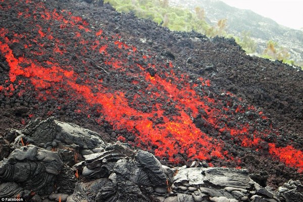 摄影师身处火山拍熔岩烧毁树木
