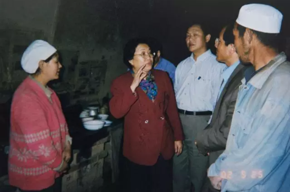 福建省扶贫办原主任林月婵（左2）2002年5月在宁夏贫困家庭中走访。新华社发