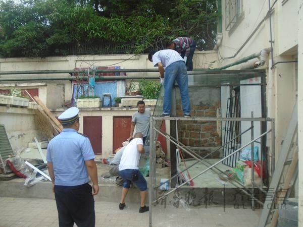 居民楼下盖阳光房?属违建,得拆