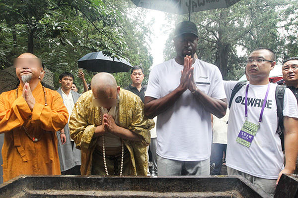 港媒:NBA球星韦德访少林寺疑被骗 假僧人陪上