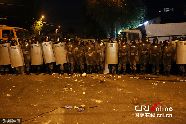 亚美尼亚警民冲突持续 25名警察受伤(组图)