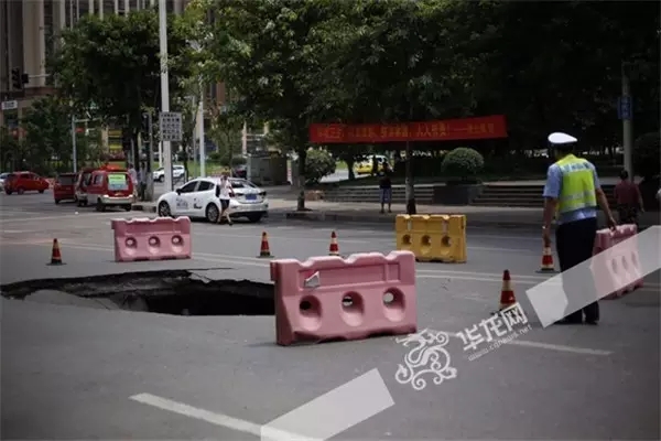 重庆南岸弹子石一路段路面突然垮塌，出现一个