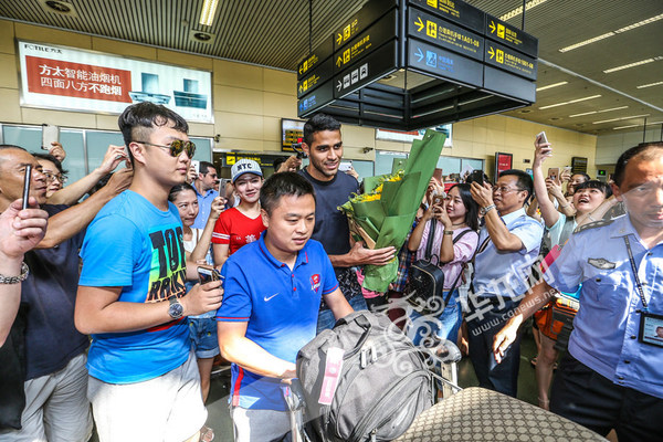 阿兰·卡尔德克走出机场。 记者 罗嘉 摄