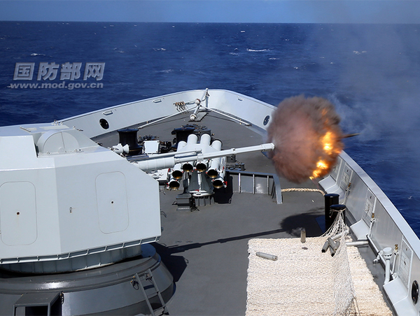 　　中国海军衡水舰主炮正在射击。曾行贱摄