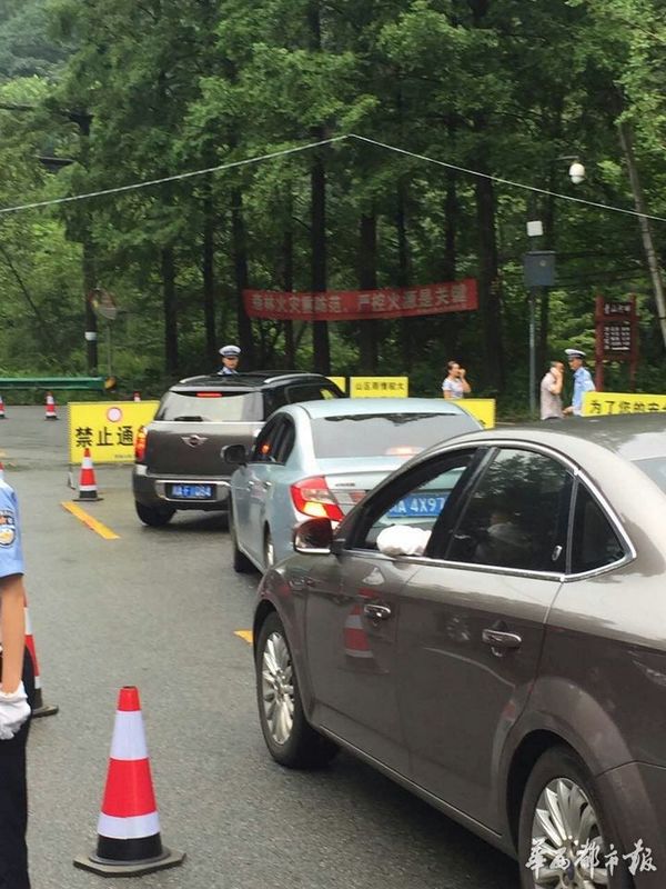 都江堰发布青城后山三级地灾预警 交警劝返20