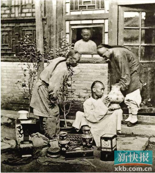 ●古玩    随着清代古董生意的兴盛,收集古玩的古董商们活跃于京城的大街小巷。