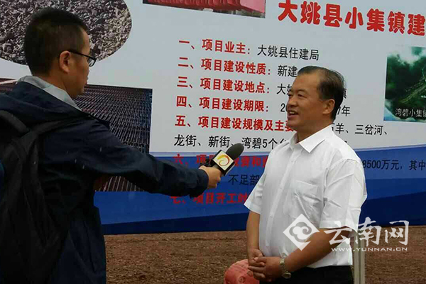 楚雄州委书记侯新华接受记者采访。