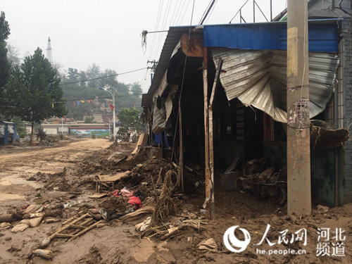图为河北省石家庄市井陉县小作镇南石门村，“7·19”暴雨引发的洪水导致村内一片狼藉，许多村民无法正常生活。陈思危 摄
