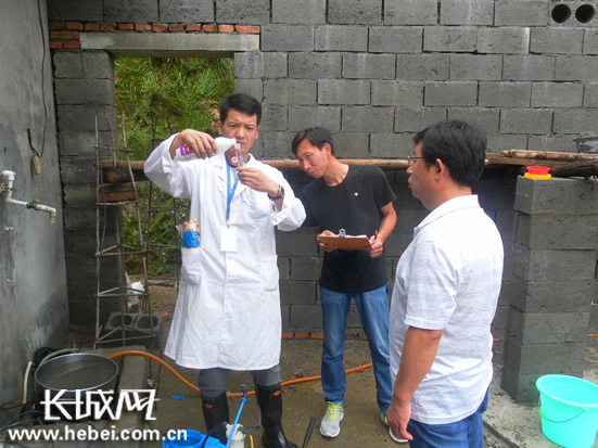 工作人员现场配对消毒液。灵寿县卫计局供图