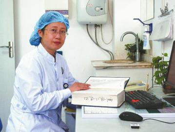 陈红在重症ICU中工作。