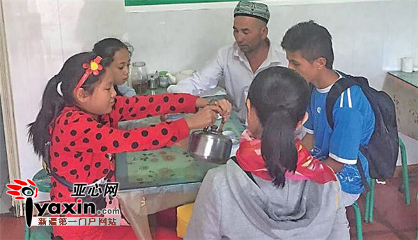 再比尔丁·克尤木在“爱心妈妈”的陪同下找到了在乌市进修的爸爸，之后大家一起吃了顿热热的汤饭。
