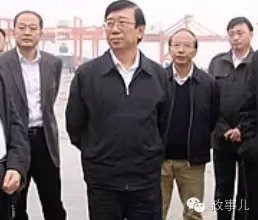 　　李成云(右二)与李春城(右三)