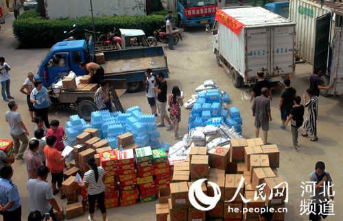 图为爱心企业捐赠物资运到河北省石家庄市平山县古月镇。