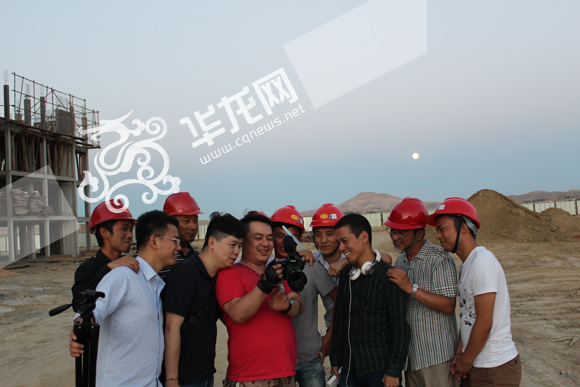 看到家乡媒体记为自己拍的照片，工人们露出了开心的笑容。记者 伊永军 摄