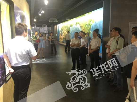 图为调研组一行在重庆西部物流园听取介绍。 记者 陈俊帆摄