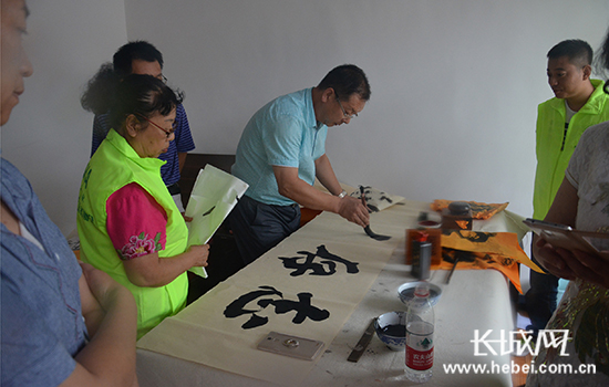 　　京津冀民建爱心会员赴保定贫困山区帮扶慰问。