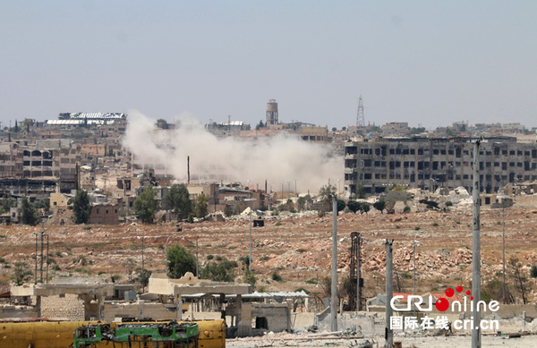 　　当地时间2016年7月28日，叙利亚阿勒颇，经过连番空袭和重火力进攻，叙利亚政府军控制了位于阿勒颇西北部叛军把守的Leramun地区。图片来源：视觉中国