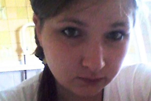 22岁的俄罗斯女子梅德韦德娃首次与陌生网友约会惨遭斩首。（网页截图）