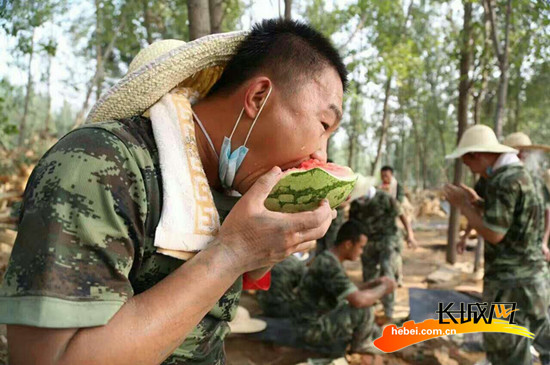 战士在吃西瓜。刘爱民 摄