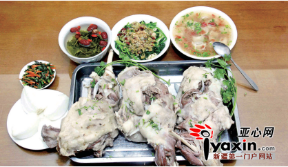 刚出锅的羊羔肉,配以馄饨、菠菜面和三泡台,令人食欲大开。亚心网记者 喻义昌 摄
