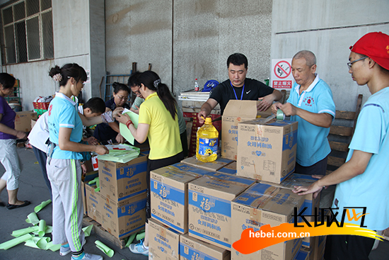 河北省红十字会组织志愿者对救灾物资进行整理
