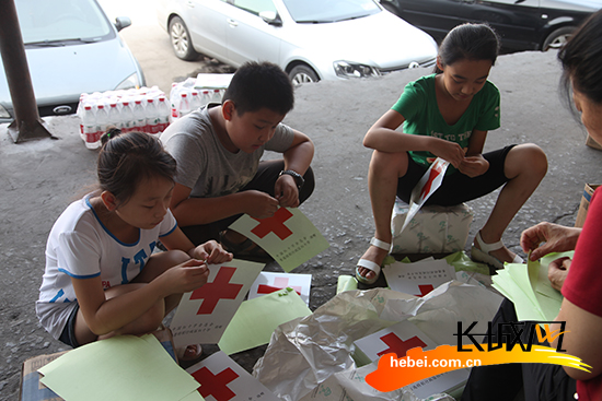 河北省红十字会组织志愿者对救灾物资进行整理