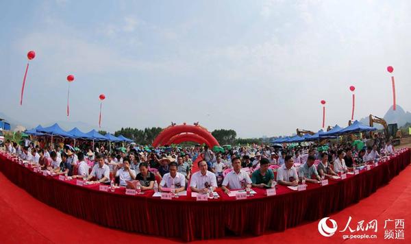 8月1日，出席中国供销·桂北农产品电商园项目开工嘉宾在开工仪式上听项目介绍。